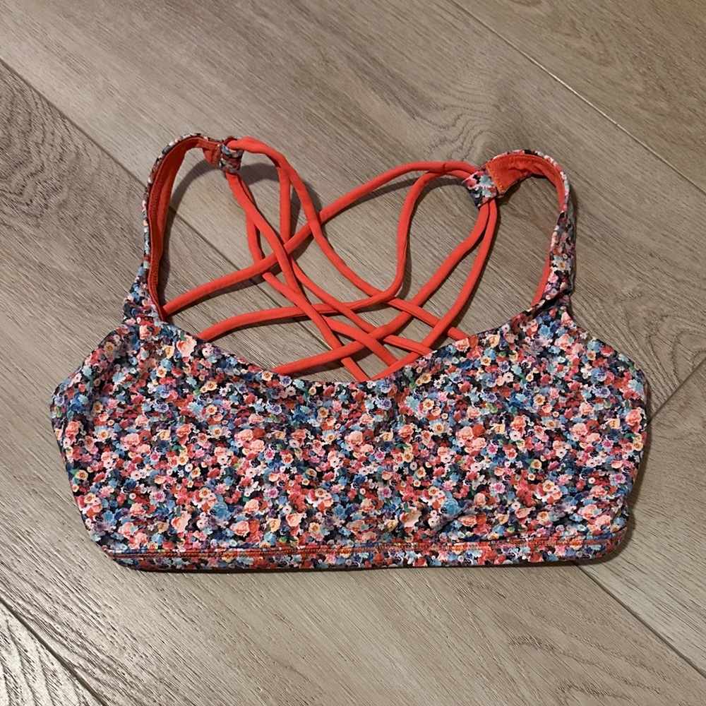 Lululemon Free to Be bra 8